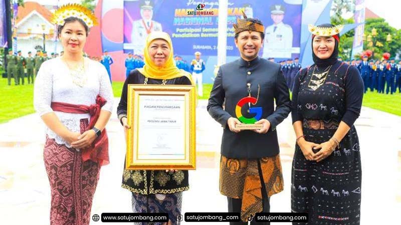 Google Menobatkan Jawa Timur sebagai Pelopor Digitalisasi Pendidikan, Gubernur Khofifah Terima Penghargaan di Peringatan Hardiknas 2025