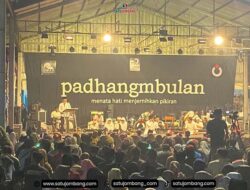 Malam Syahdu Perayaan Ulang Tahun ke-72 Cak Nun dan Launching Buku di Omah Padhangmbulan