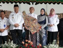 Belajar Seni Wayang bersama Abah Warsubi di SDN Jombatan 3