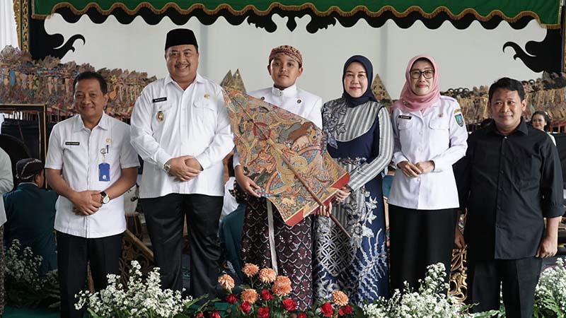 Belajar Seni Wayang bersama Abah Warsubi di SDN Jombatan 3